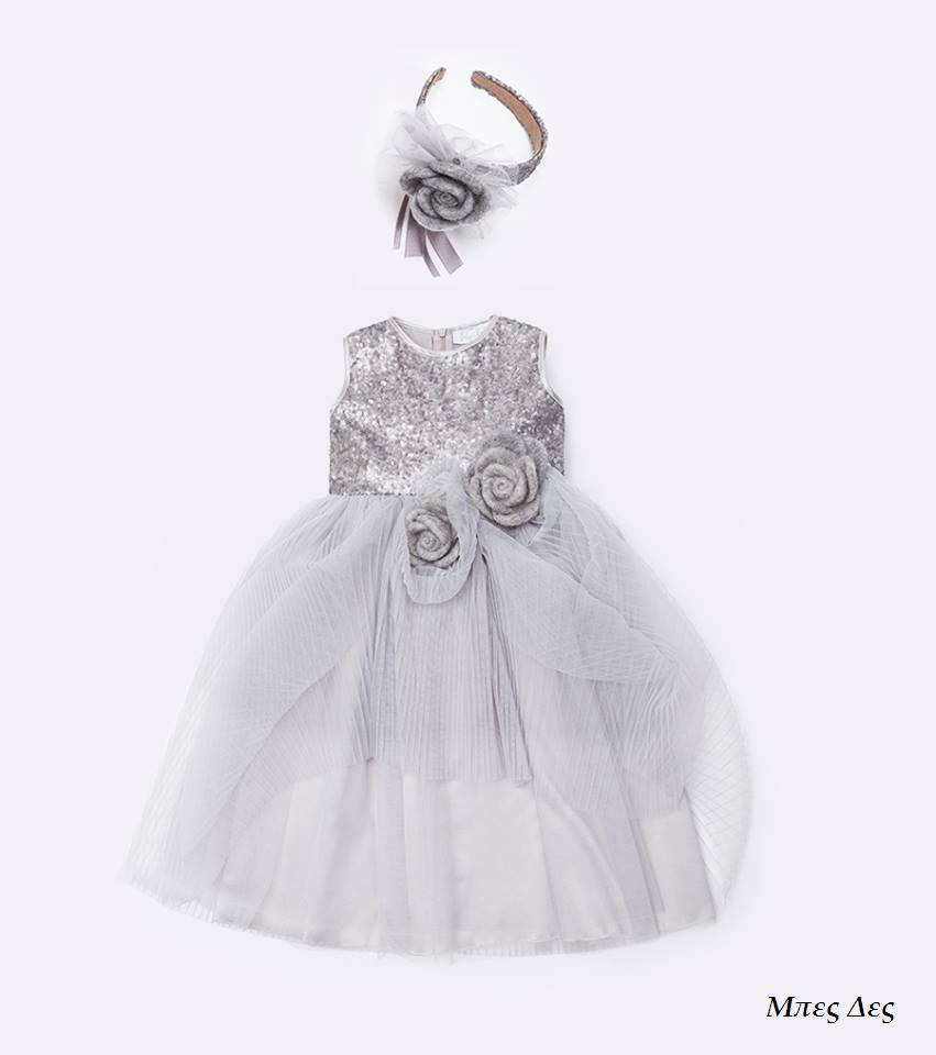 Φόρεμα maxi γκρι ασύμμετρο, με μπούστο από παγέτες και πλισέ γκρι τούλι , διακοσμημένο με χειροποίητα λουλούδια. Συνδυάστε το με μοντέρνα στέκα με χειροποίητο στολισμό από τη συλλογή μας - BUR500425