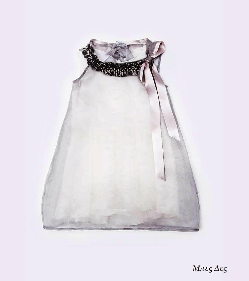 Φόρεμα που αποτελείται από δύο κομμάτια. Εσωτερικά, μάλλινο φόρεμα ιβουάρ και εξωτερικά, ολομέταξη οργάντζα γκρι και χειροποίητος στολισμός με ροζ λεπτομέρειες στη λαιμόκοψη. - BUR500427 